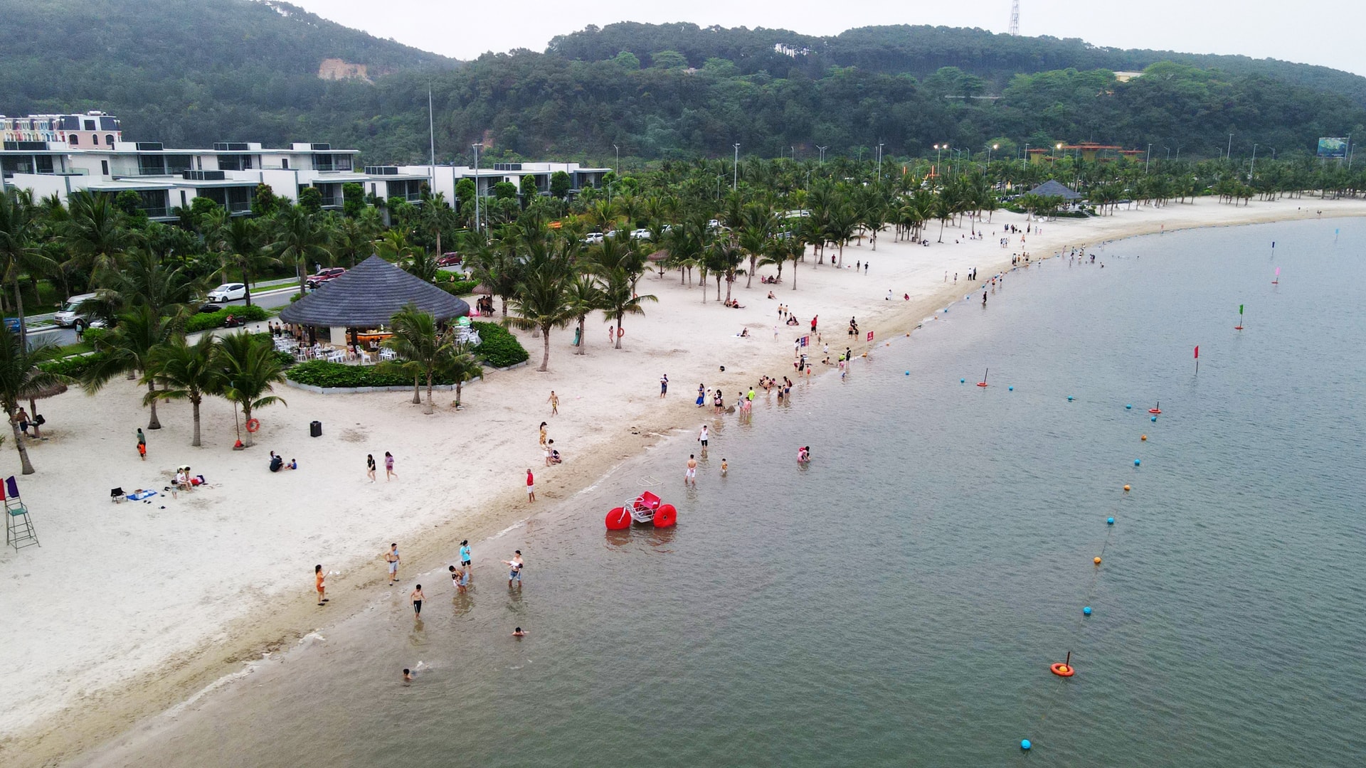 Nghịch lý bãi tắm Đồ Sơn: Nơi nước trong thưa người, nơi nước đục chen nhau tắm