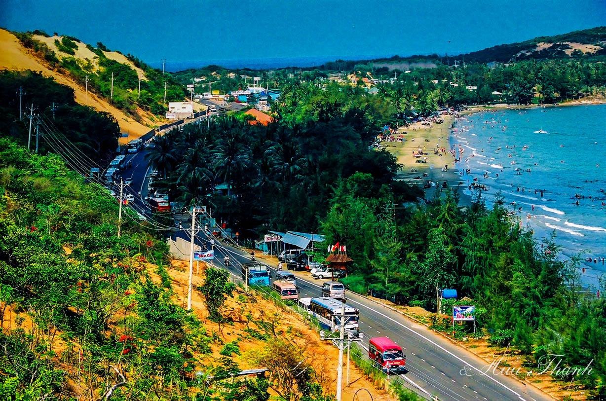 Der Strand Hon Rom Mui Ne ist ein ideales Ziel zum Schwimmen und Essen von Meeresfrüchten.