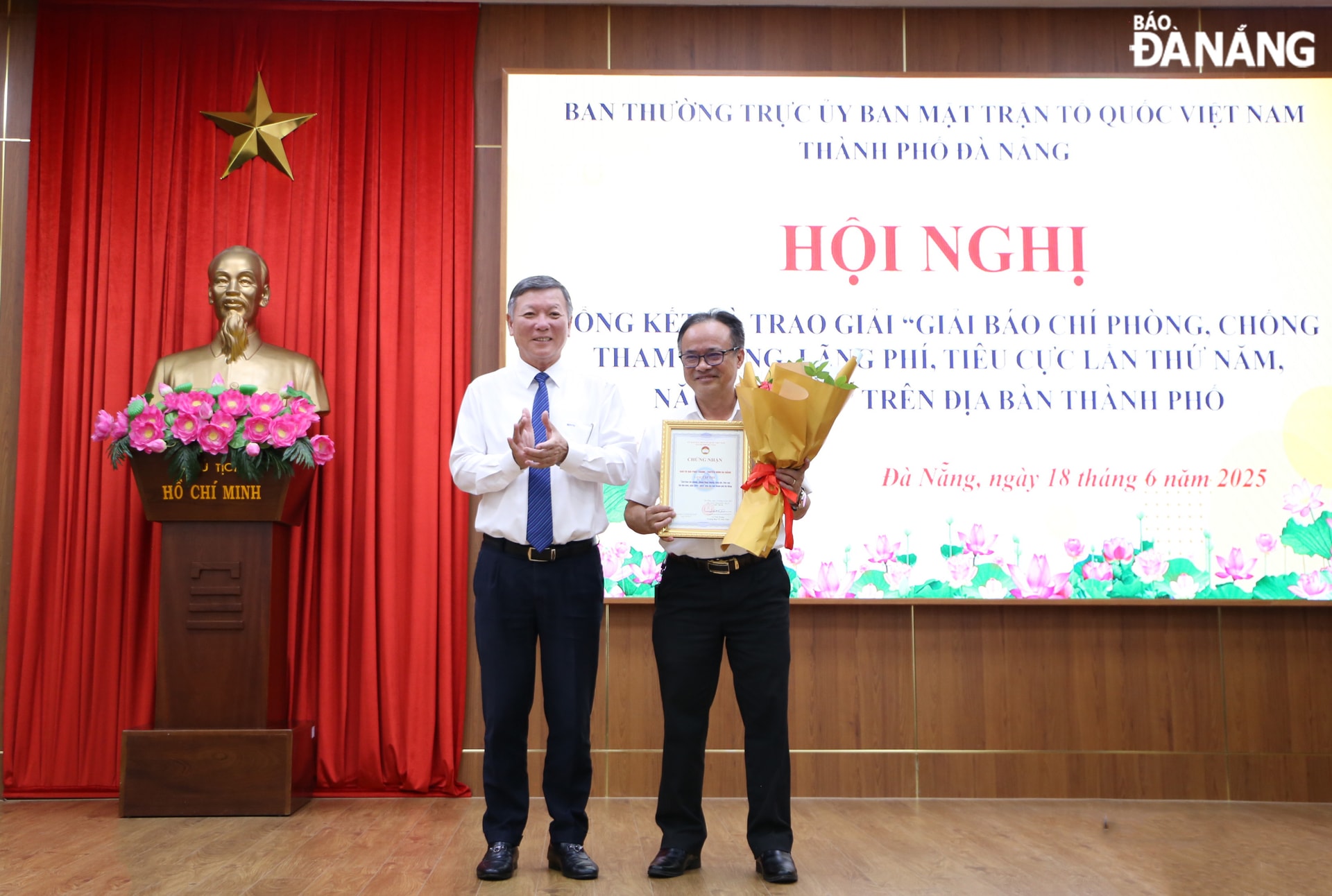 Chủ tịch Ủy ban MTTQ Việt Nam thành phố Lê Văn Trung (bên trái) trao giải tập thể có nhiều bài dự thi chất lượng cho Báo và Đài Phát thanh, Truyền hình Đà Nẵng. Ảnh: XUÂN HẬU
