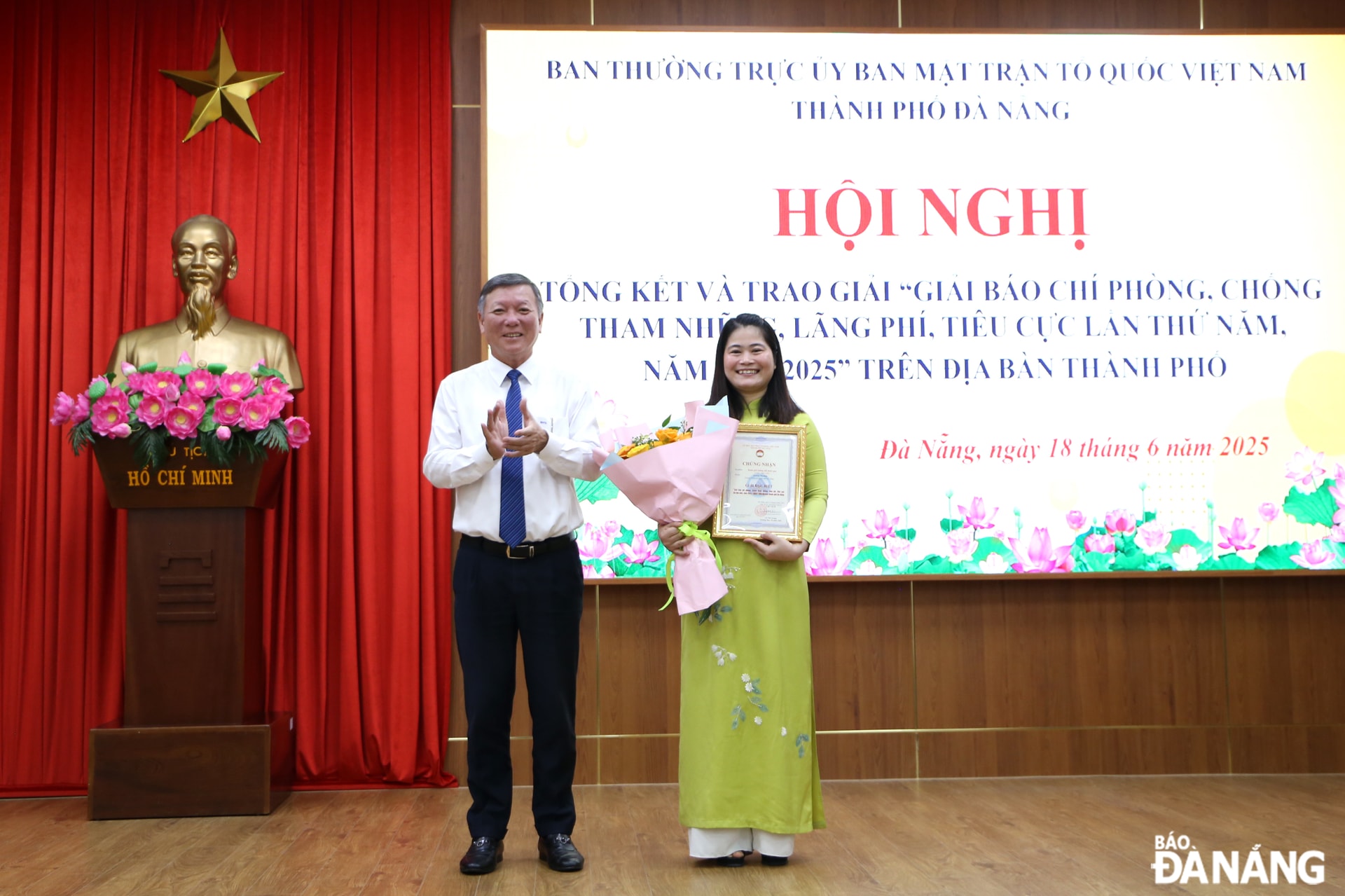 Ban tổ chức trao giải Đặc biệt cho tác giả. Ảnh: X.H