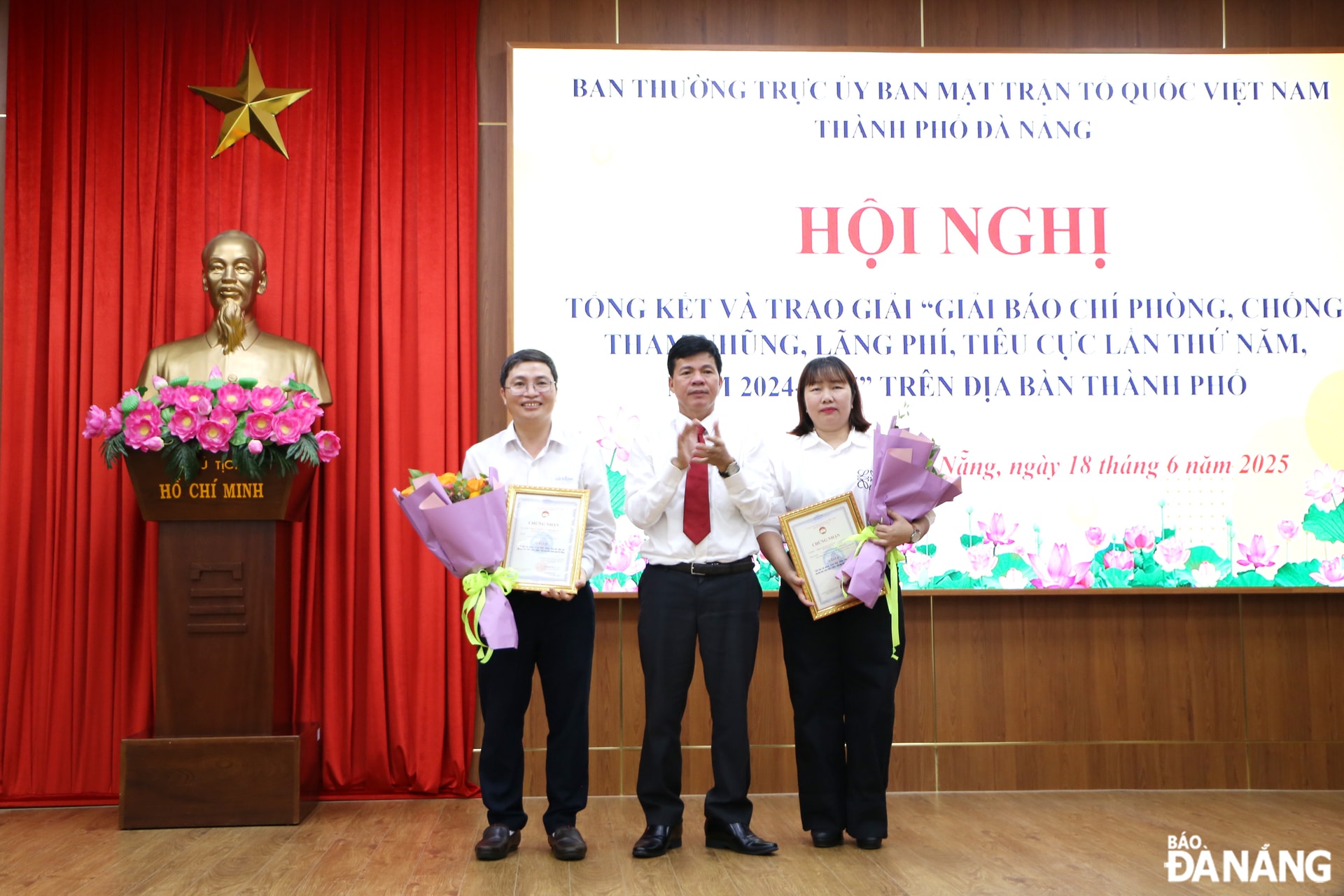 Ban tổ chức trao thưởng cho tác giả đoạt giải A. Ảnh: X.H