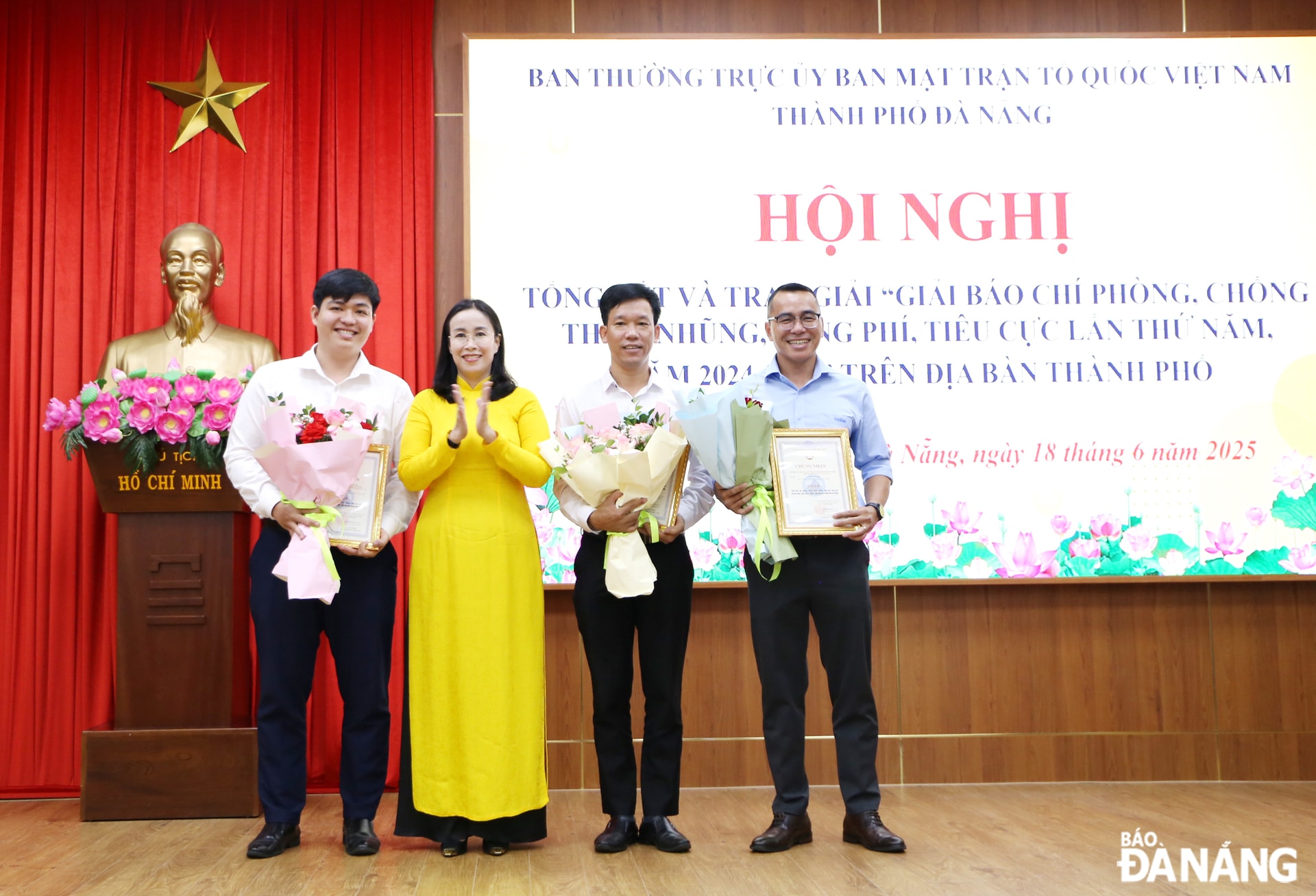 Phó Chủ tịch UBND thành phố Nguyễn Thị Anh Thi (thứ 2, bên trái sang) trao thường cho các tác giả đoạt giải B. Ảnh: X.H
