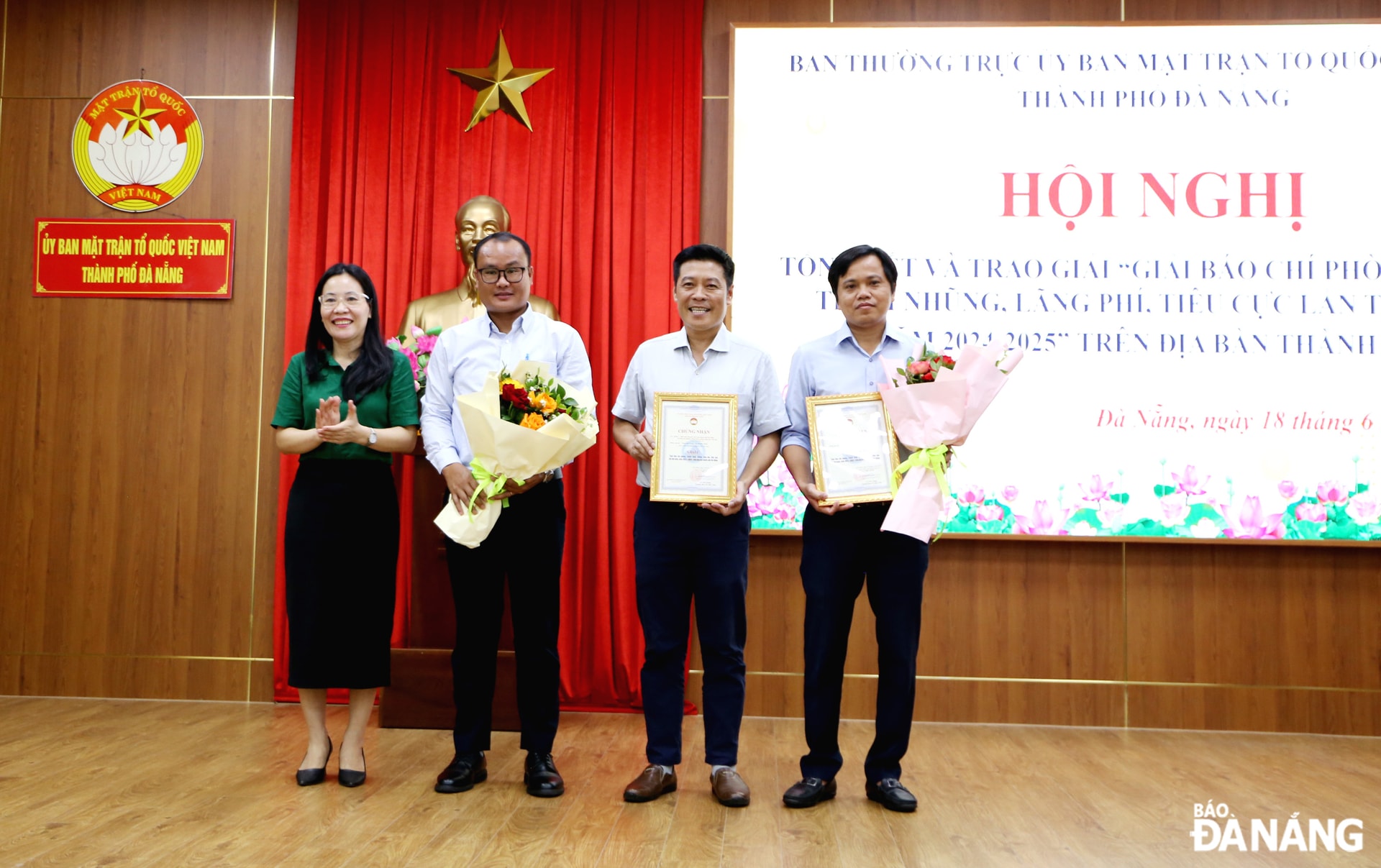 Ban tổ chức trao thưởng cho các tác giả, nhóm tác giả đoạt giải C. Ảnh: X.H