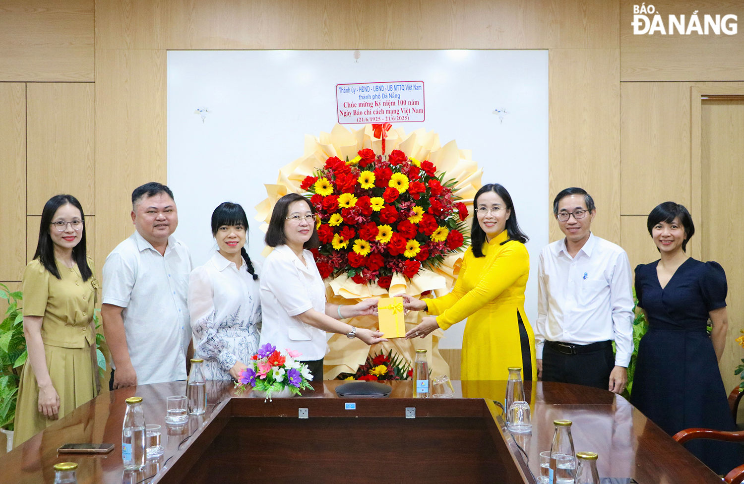 Phó Chủ tịch UBND thành phố Nguyễn Thị Anh Thi (thứ , từ trái qua) đến thăm Tổ Công tác thông tin báo chí thành phố. Ảnh: T.PHƯƠNG