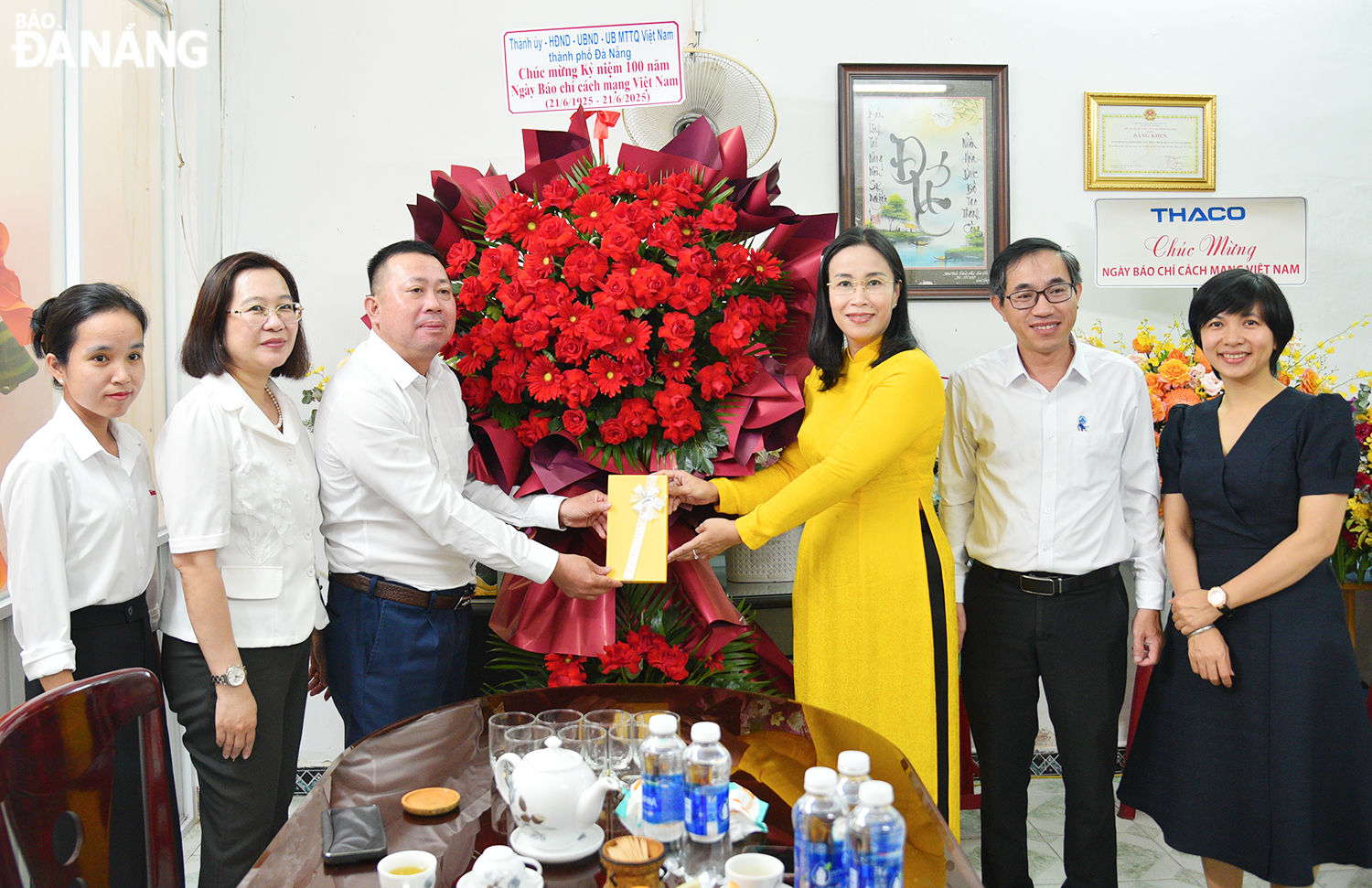 Phó Chủ tịch UBND thành phố Nguyễn Thị Anh Thi (thứ , từ trái qua) đến thăm Văn phòng đại diện Báo Người lao động tại Đà Nẵng. Ảnh: T.PHƯƠNG