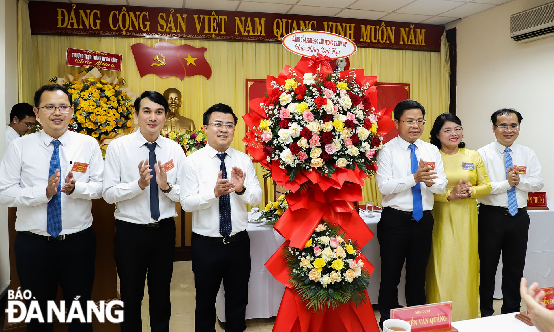 Đảng ủy Văn phòng Thành ủy tặng hoa chúc mừng đại hội. Ảnh: NGỌC PHÚ