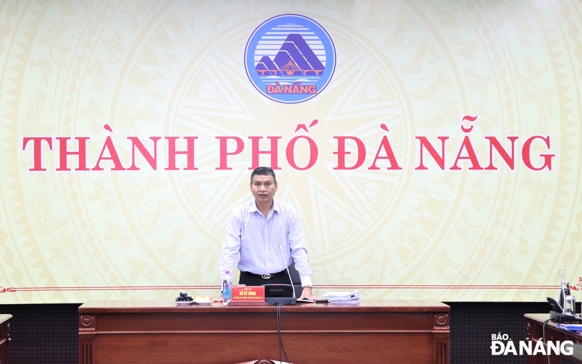 Phó Chủ tịch Thường trực UBND thành phố Hồ Kỳ Minh chủ trì điểm cầu Đà Nẵng phát biểu tại hội nghị. Ảnh: T. HUY
