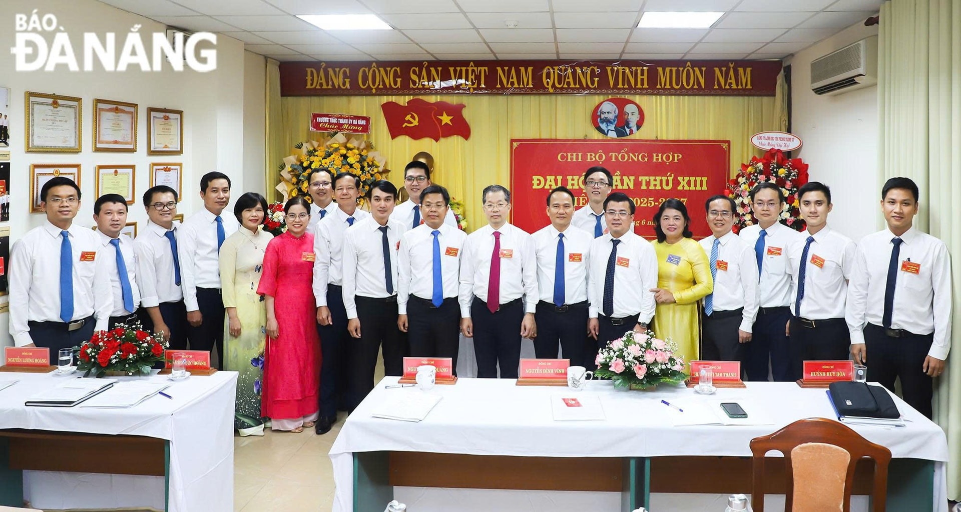 Lãnh đạo Thành ủy, lãnh đạo Đảng ủy Văn phòng Thành ủy chụp ảnh lưu niệm cùng Chi bộ Tổng hợp. Ảnh: NGỌC PHÚ