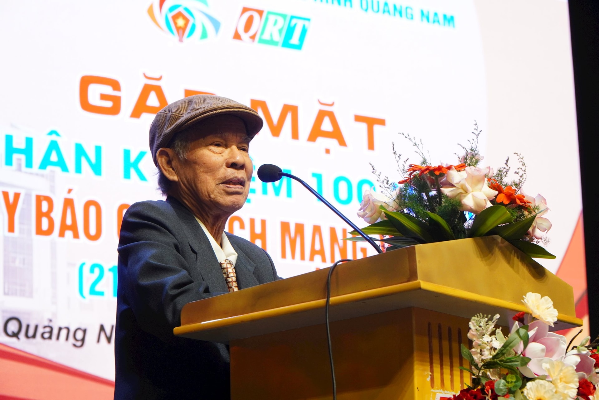 Nhà báo