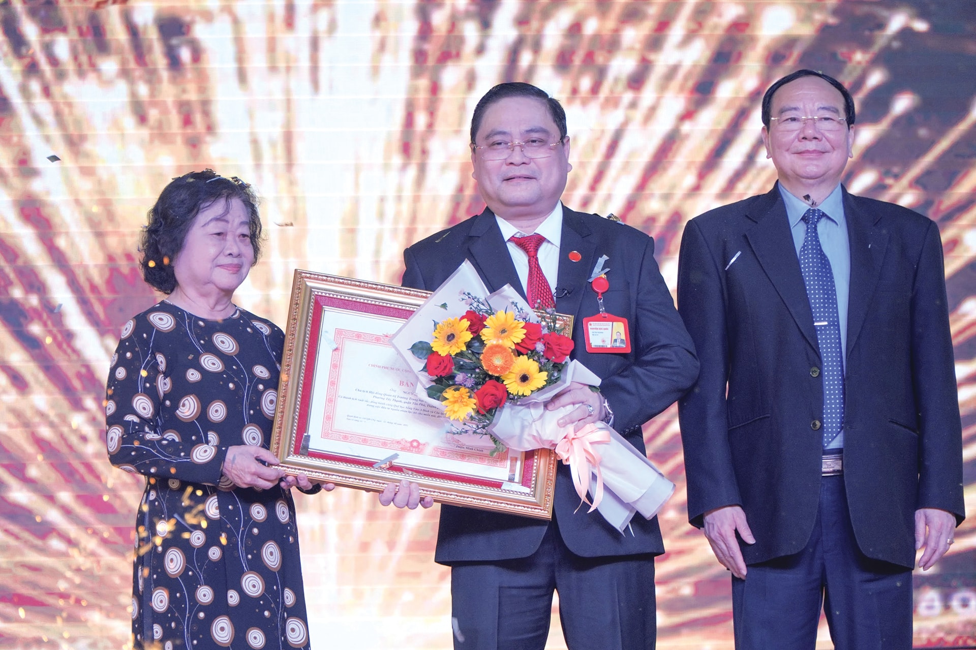 Nguyên Phó Chủ tịch nước CHXHCNVN tặng hoa cho Thầy giáo Nguyễn Đức Quốc - Chủ tịch Tập đoàn GDQT Nam Việt.