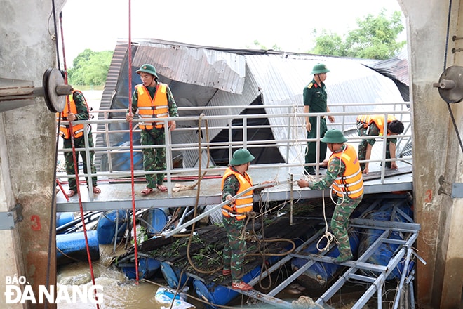 Trong 2 ngày 13 và 14-6, lực lượng quân đội được huy động để tháo dỡ lồng bè bị mắc kẹt tại đập dâng An Trạch. Ảnh: HOÀNG HIỆP