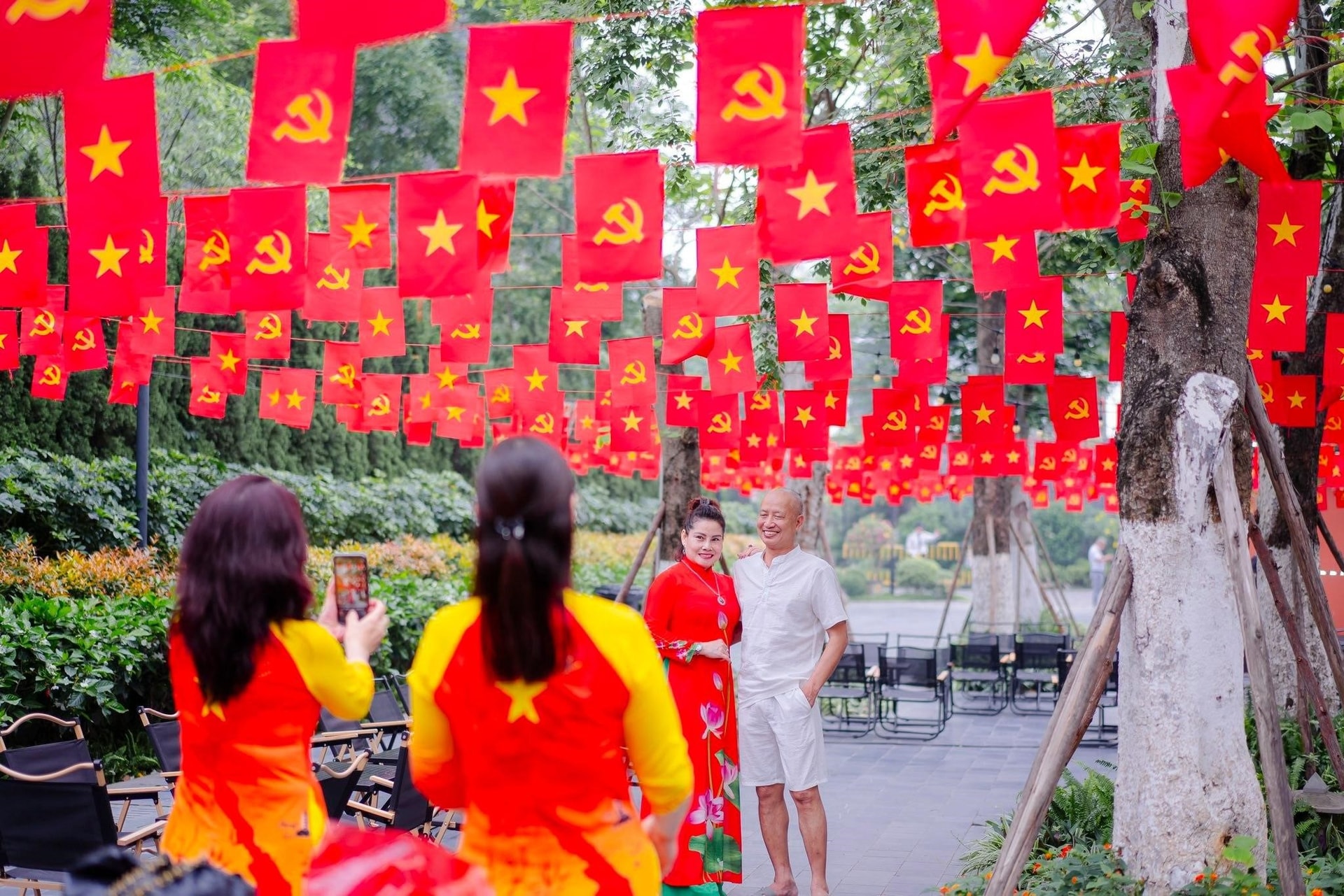 Không gian check in ngập tràn cờ hoa chào mừng đại lễ 30/4 tại phố đi bộ Hokkaido được du khách vô cùng yêu thích.