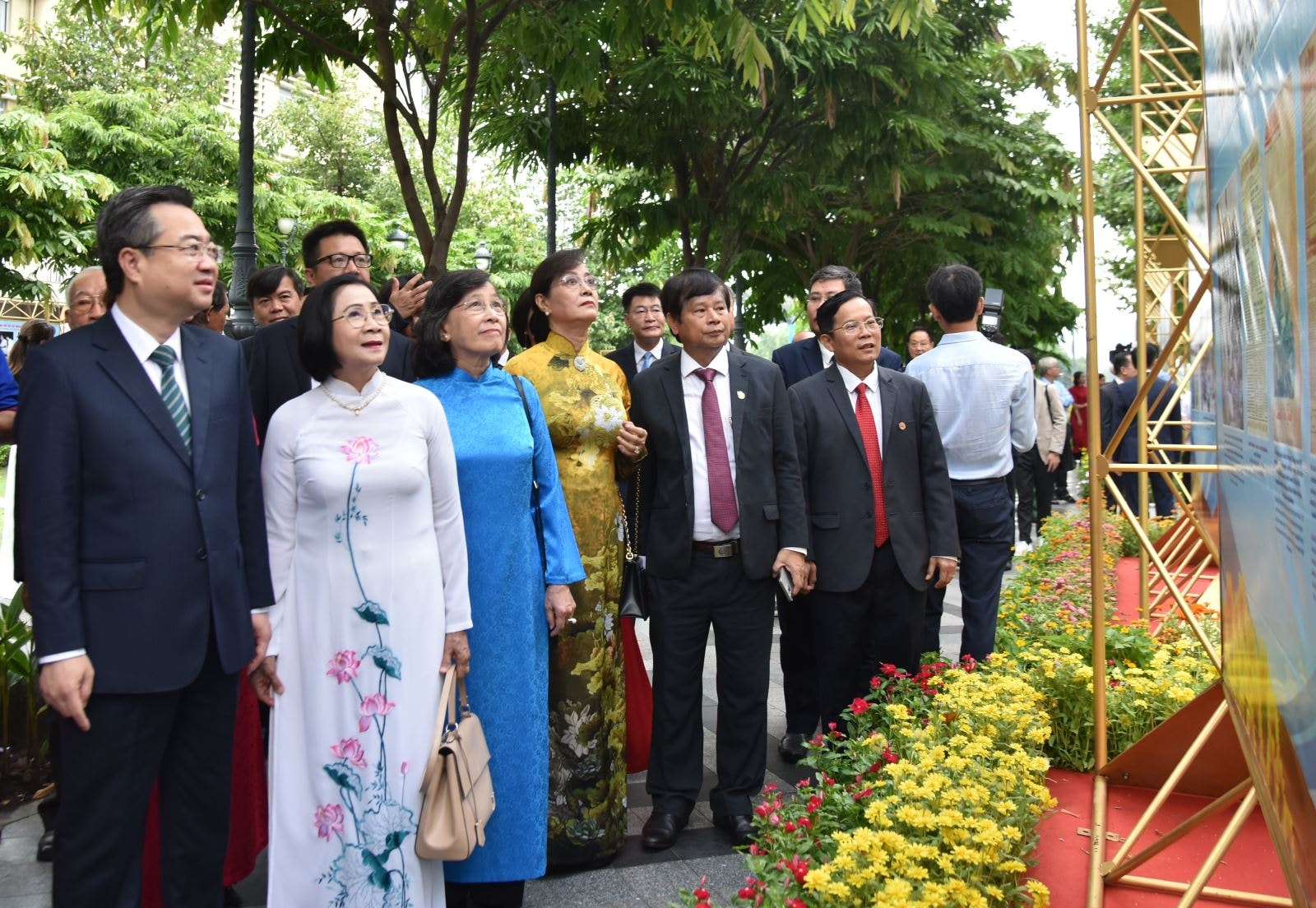 Phó Bí thư Thường trực Thành ủy TP Hồ Chí Minh Nguyễn Thanh Nghị  và các đại biểu cùng tham quan không gian triển lãm sau lễ khai mạc.