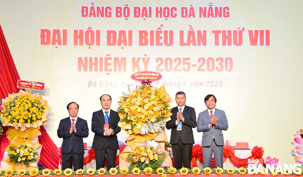 Phó Bí thư Thường trực Đảng ủy UBND thành phố, Phó Chủ tịch Thường trực UBND thành phố Hồ Kỳ Minh (thứ 2, từ phải sang) tặng hoa chúc mừng đại hội. Ảnh: THIÊN AN