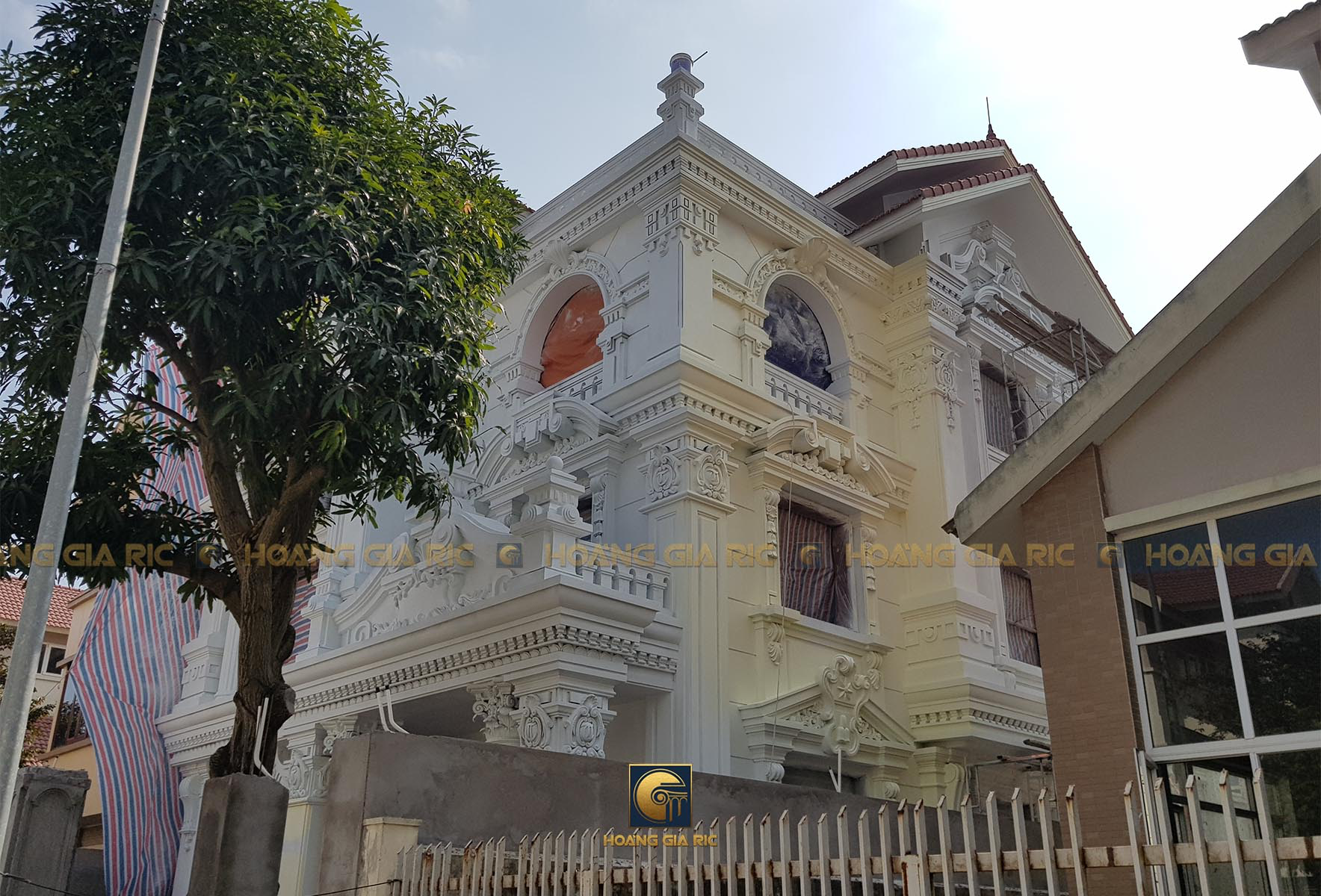 Thi công biệt thự 3 tầng và 1 áp mái tại khu đô thị Văn Phú, Hà Đông, Hà Nội.