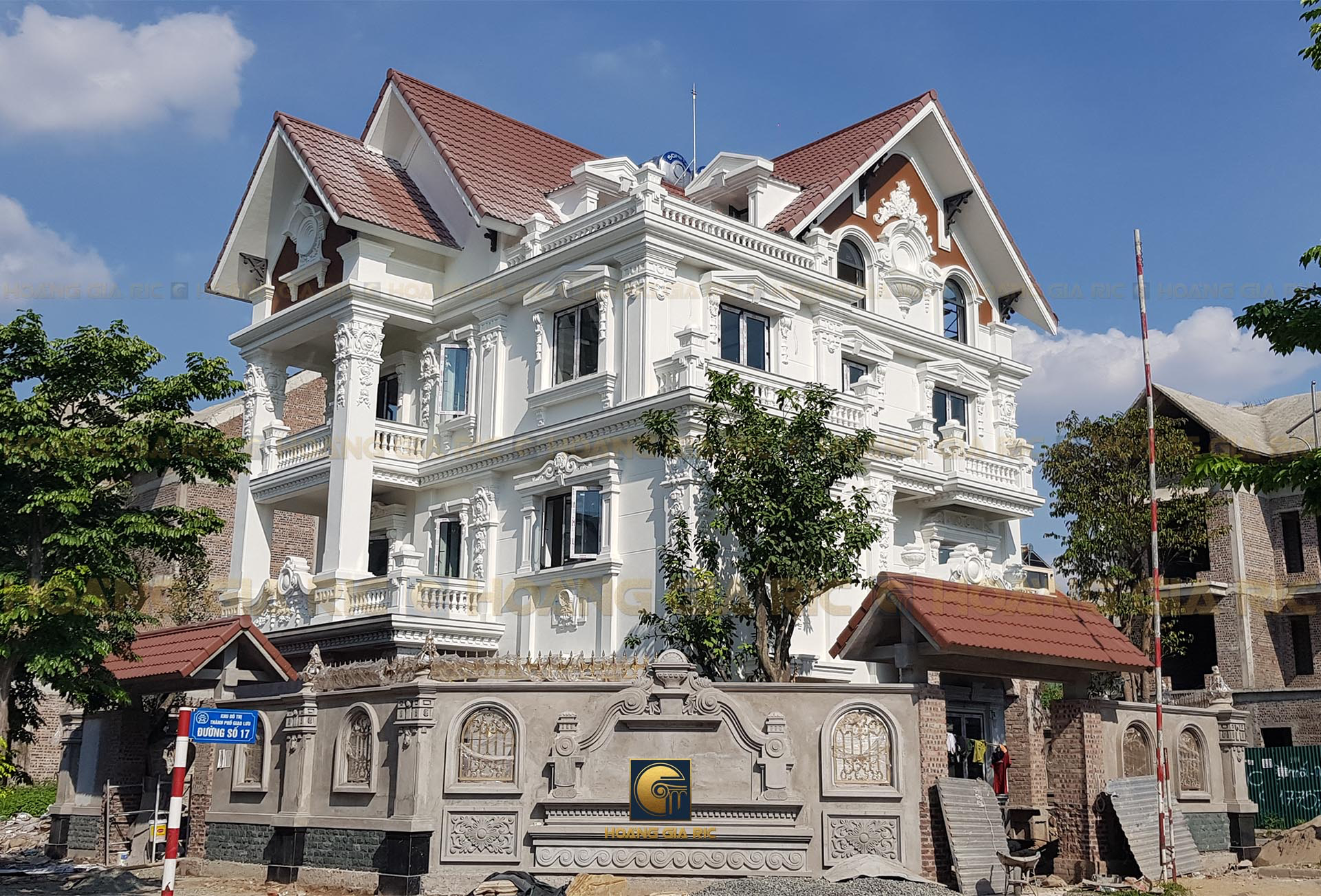 Thực tế thi công trọn gói biệt thự tại Hà Nội phong cách kiến trúc Pháp cổ.