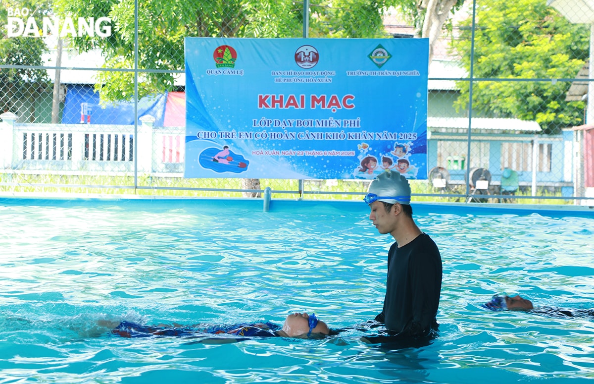 Các lớp dạy bơi miễn phí tại Trường Tiểu học Trần Đại Nghĩa thu hút gần 800 em học sinh tham gia.