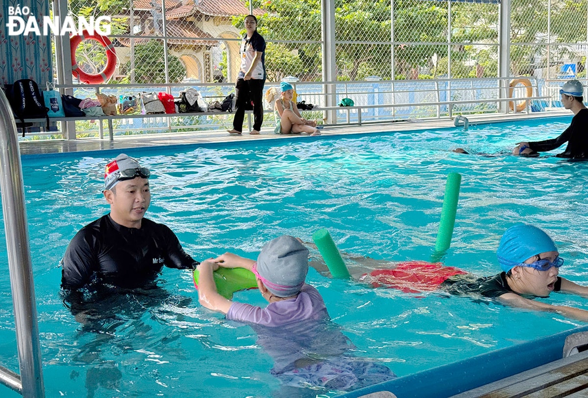 Trẻ tham gia học bơi được giáo viên có chứng chỉ bơi lội hướng dẫn tận tình các kỹ thuật bơi cơ bản.