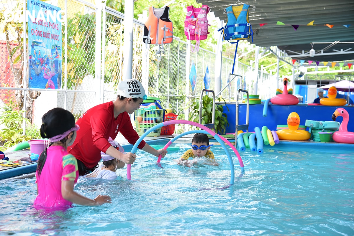 Hoạt động dạy bơi cho trẻ khó khăn dịp hè được các đơn vị, địa phương tổ chức đồng loạt, góp phần hạn chế tai nạn đuối nước trong độ tuổi thiếu nhi.