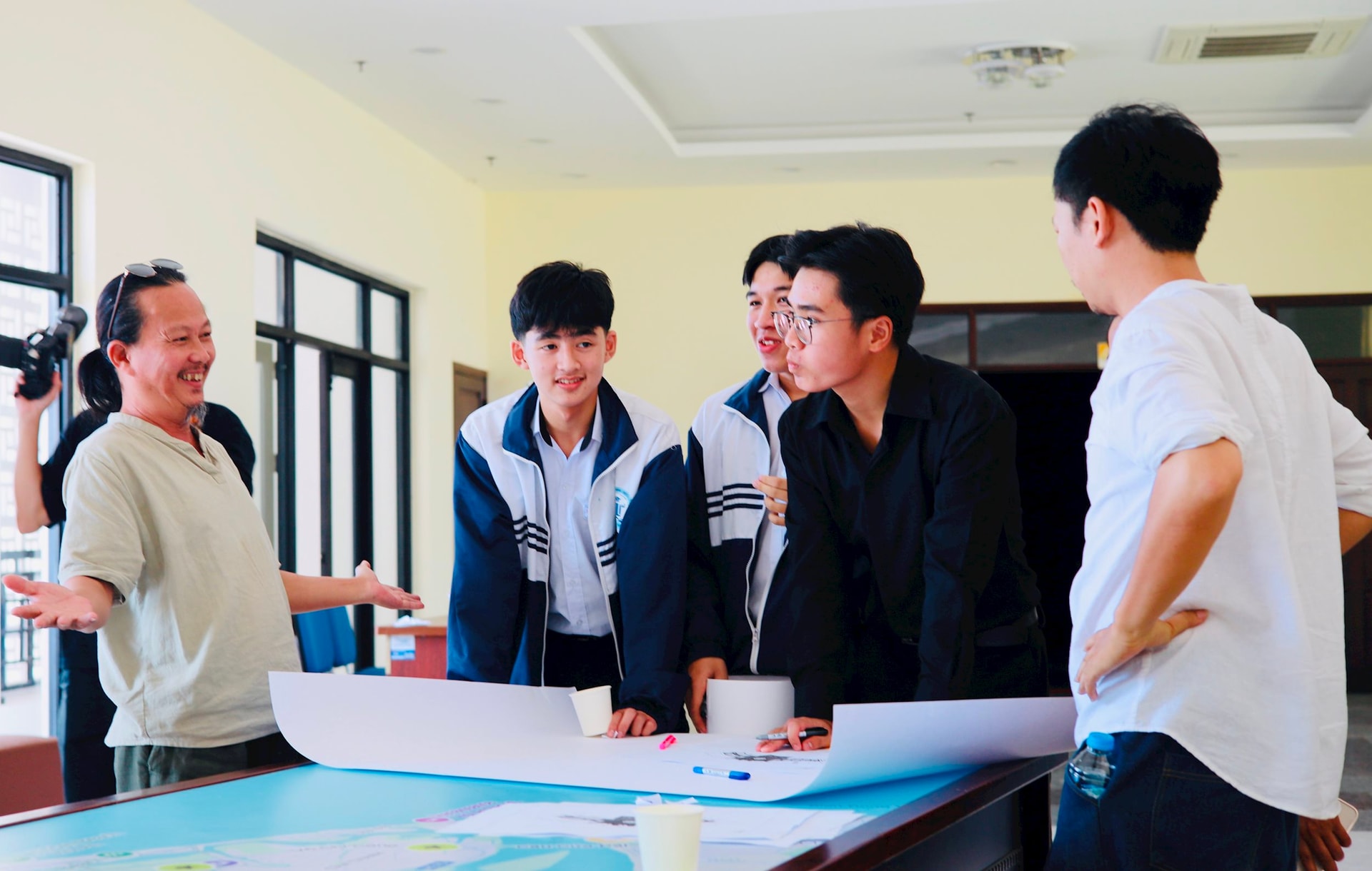 Hoạ sĩ Bảo Ly và thanh niên Hội An thảo luận về những công năng cần có của không gian sáng tạo