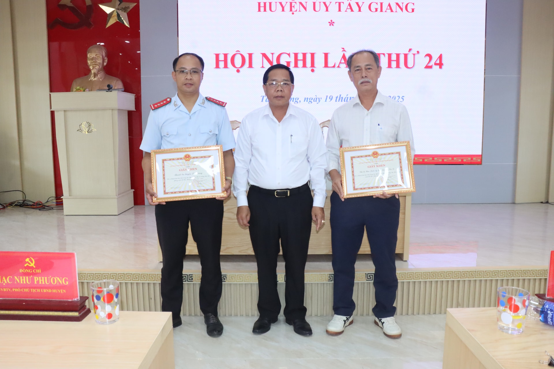 Huyện Tây Giang tặng giấy khen cho tập thể và cá nhân đã có thành tích tiêu biểu trong học tập và làm theo tư tưởng, đạo đức, phong cách Hồ Chí Minh giai đoạn 2016-2025.