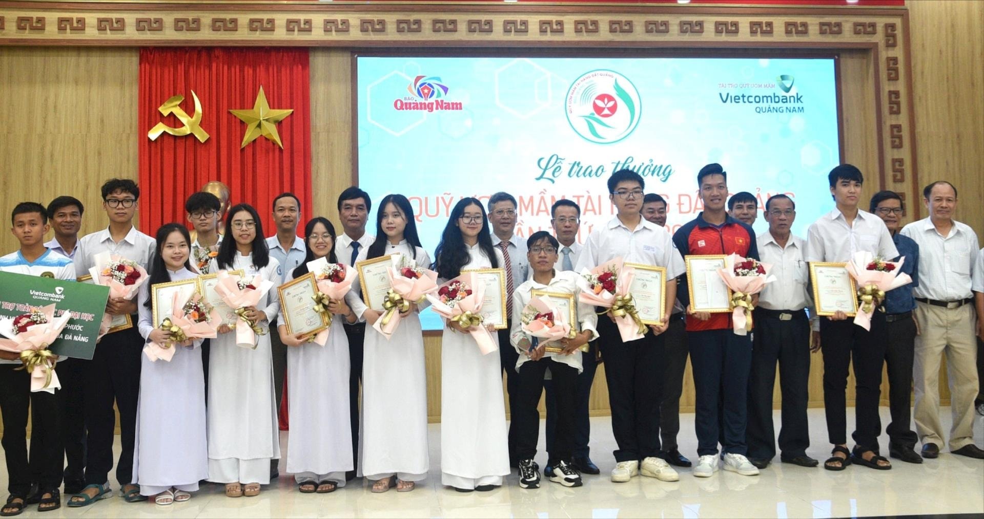 28 - trao giai uom mam tai nang dat Quang năm 2023
