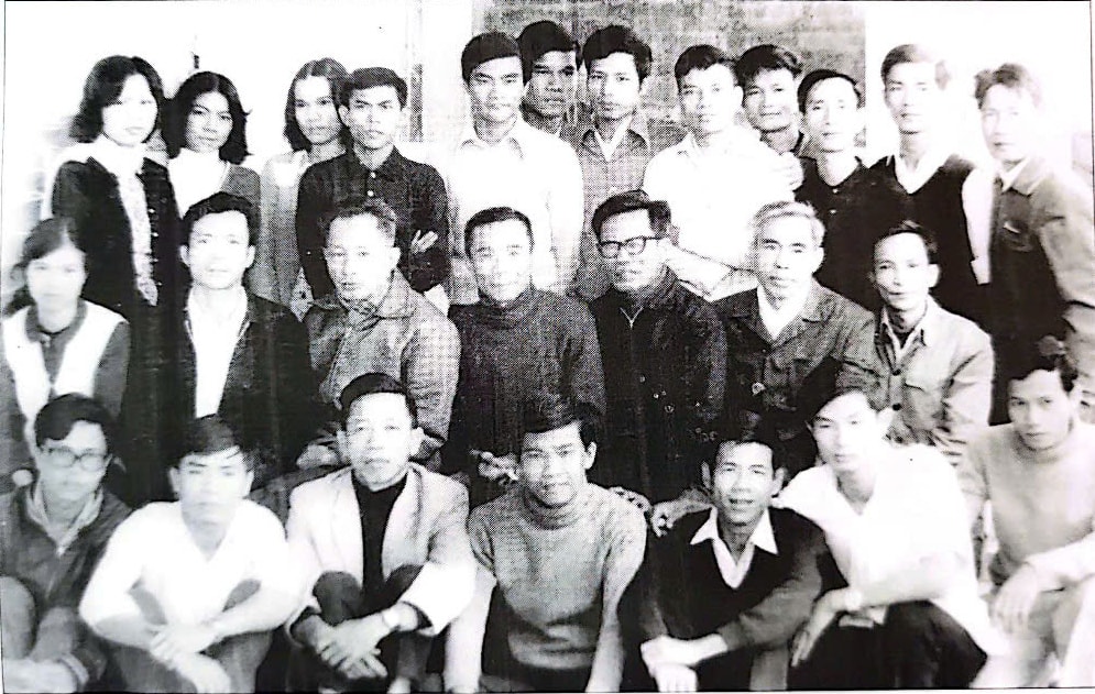 9 - Tong thu ky Hoi nha bao Viet Nam Luu Quy Ky chụp cung can bo, phong vien Bao Quang Nam - Da Nang vao thang 12 nam 1977 - 2
