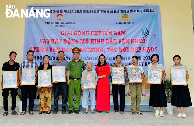 Mặt trận xã Hòa Bắc tặng ảnh Bác Hồ cho đồng bào Cơ tu nhằm thực hiện tốt mô hình “Người Cơ tu thờ ảnh Bác Hồ để nhớ lời Bác dạy”. Ảnh: ĐOÀN HẠO LƯƠNG