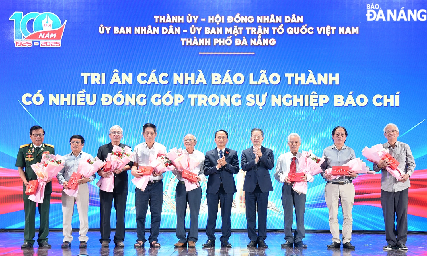 Bí thư Thành ủy Nguyễn Văn Quảng (thứ 4, từ phải sang), Phó Bí thư Thường trực Thành ủy Nguyễn Đình Vĩnh (thứ 6, từ trái sang) tặng quà tri ân các nhà báo lão thành. Ảnh: T.PHƯƠNG