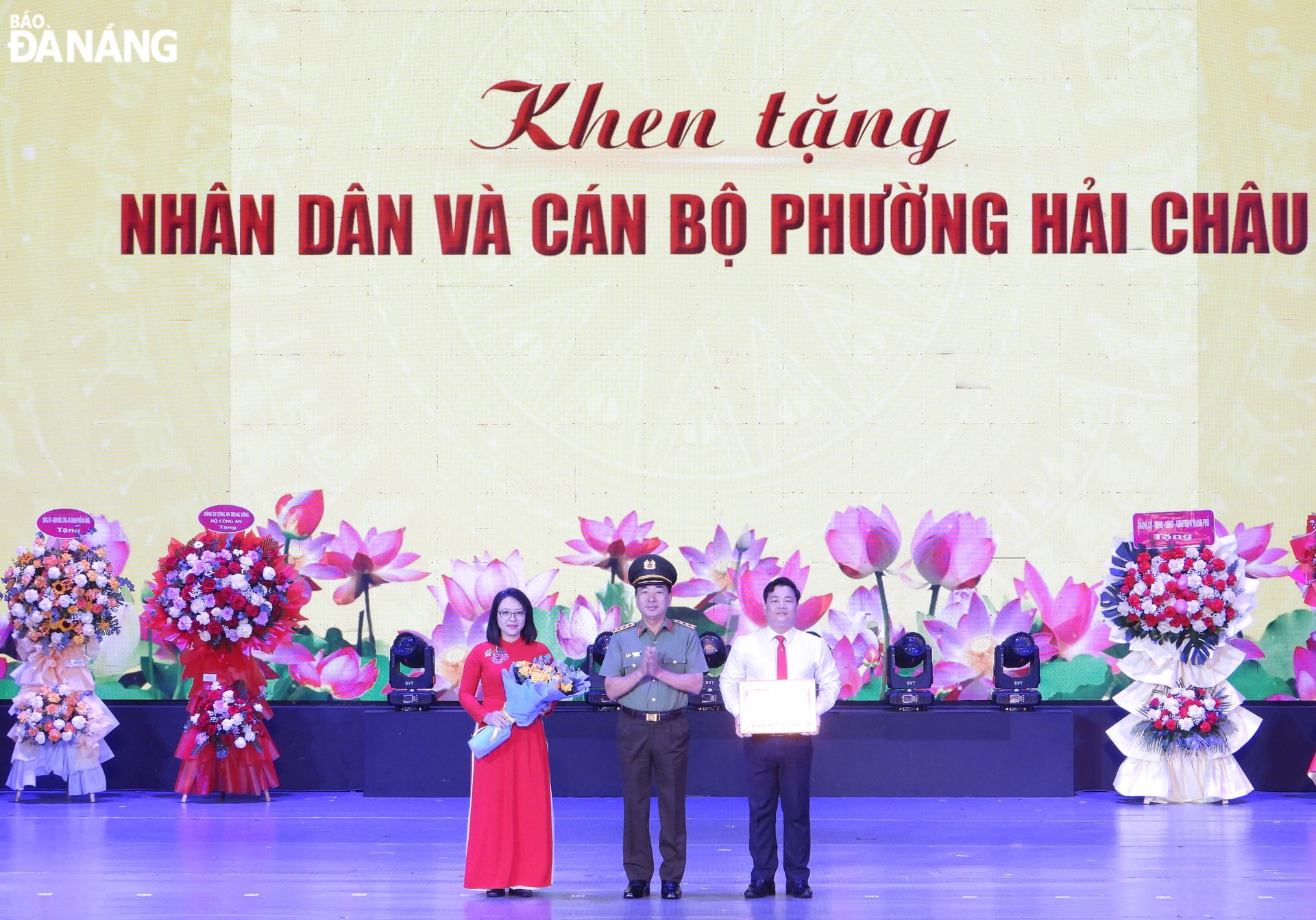 Thượng tướng Trần Quốc Tỏ (bên phải) tặng bằng khen cho nhân dân và cán bộ phường Hải Châu vì có thành tích xuất sắc trong phong trào toàn dân bảo vệ an ninh Tổ quốc. Ảnh: LÊ HÙNG
