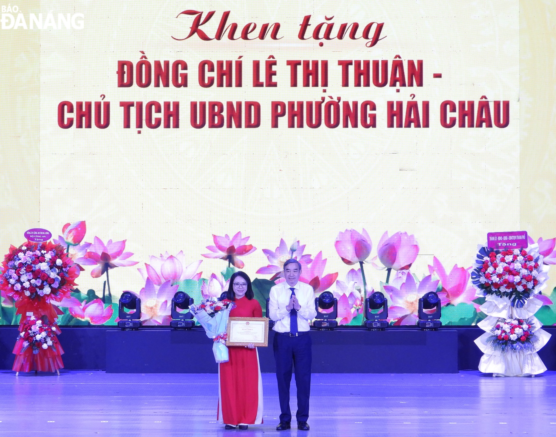 Chủ tịch UBND thành phố Lê Trung Chinh (bên phải) tặng bằng khen cho Chủ tịch UBND phường Hải Châu Lê Thị Thuận. Ảnh: LÊ HÙNG