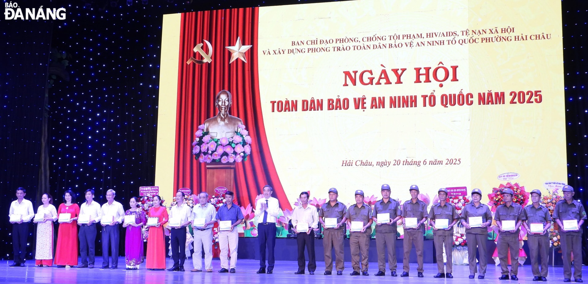 Chủ tịch UBND thành phố Lê Trung Chinh (giữa) tặng quà cho lực lượng an ninh cơ sở tại phường Hải Châu. Ảnh: LÊ HÙNG  