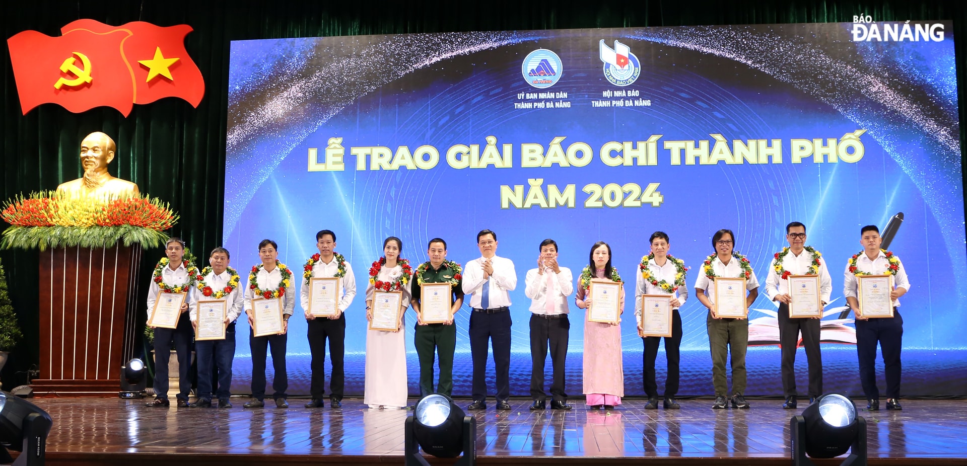 Ban tổ chức trao thưởng cho tác giả, nhóm tác giả đoạt giải Ba. Ảnh: X.HẬU