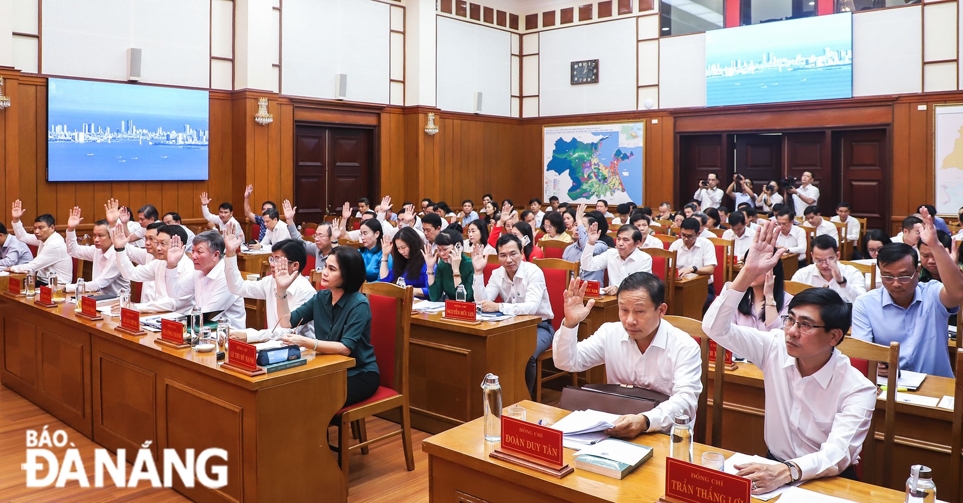 Các ủy viên Ban Chấp hành Đảng bộ thành phố biểu quyết thông qua chương trình hội nghị. Ảnh: NGỌC PHÚ