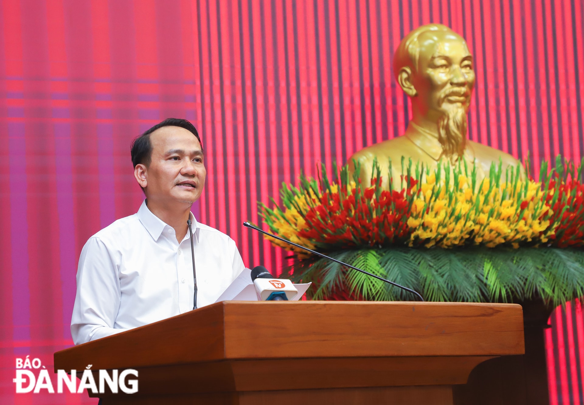 Phó Bí thư Thường trực Thành ủy Nguyễn Đình Vĩnh báo cáo tại hội nghị. Ảnh: NGỌC PHÚ