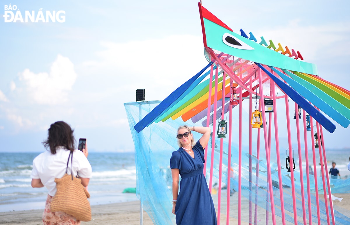 Du khách người nước ngoài tham quan, check-in tại không gian nghệ thuật sắp đặt 
