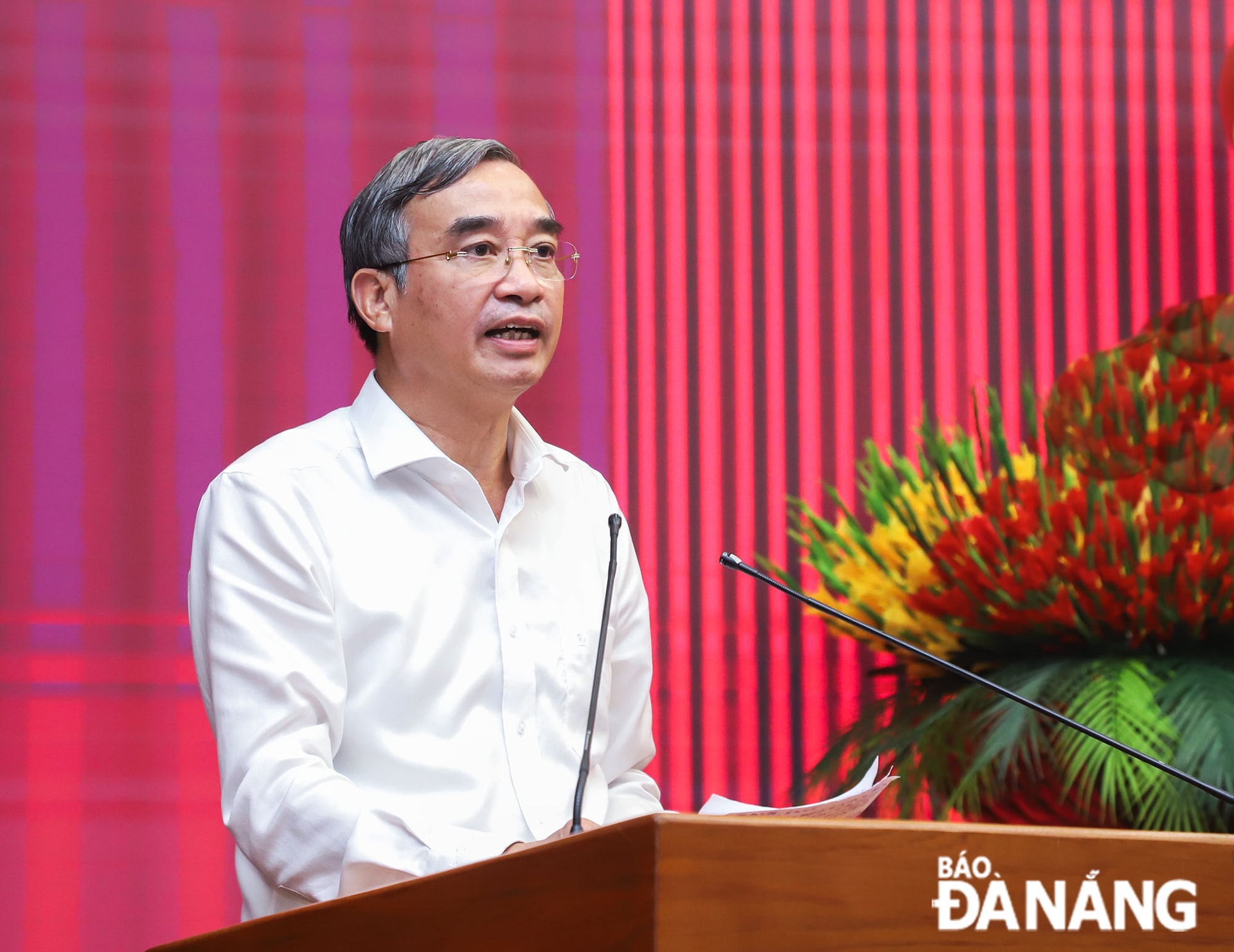 Chủ tịch UBND thành phố Lê Trung Chinh phát biểu. Ảnh: NGỌC PHÚ