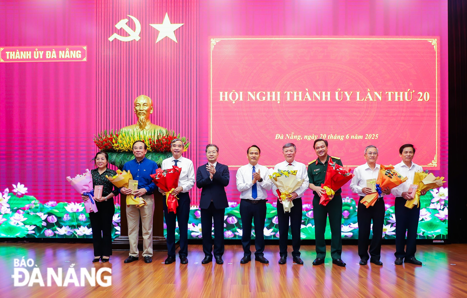 Bí thư Thành ủy Nguyễn Văn Quảng và Phó Bí thư Thường trực Thành ủy Nguyễn Đình Vĩnh thay mặt Ban Thường vụ Thành ủy tặng hoa ghi nhận những đóng góp quan trọng của các đồng chí lãnh đạo, nguyên lãnh đạo đối với sự phát triển thành phố thời gian qua. Ảnh: NGỌC PHÚ