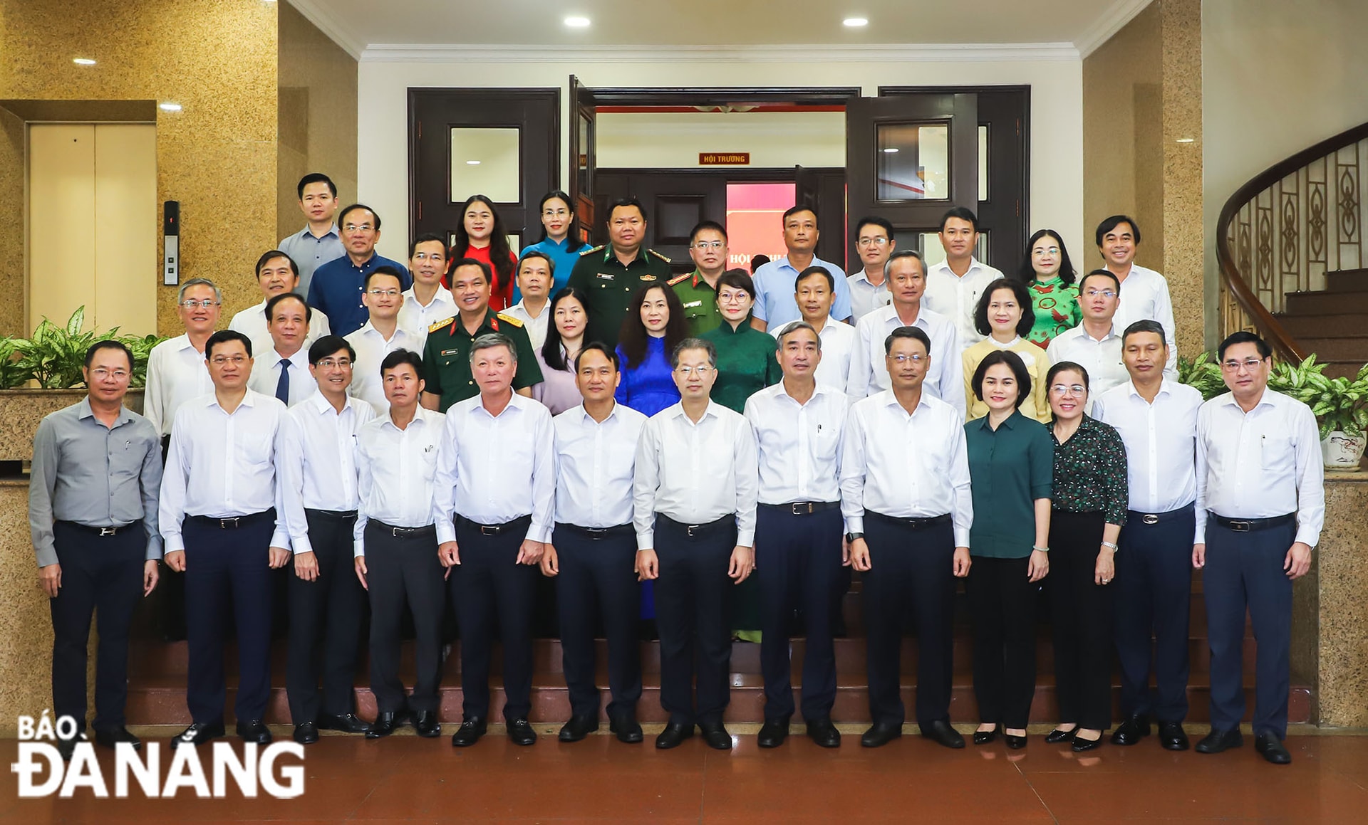 Ban Chấp hành Đảng bộ thành phố chụp ảnh lưu niệm. Ảnh: NGỌC PHÚ