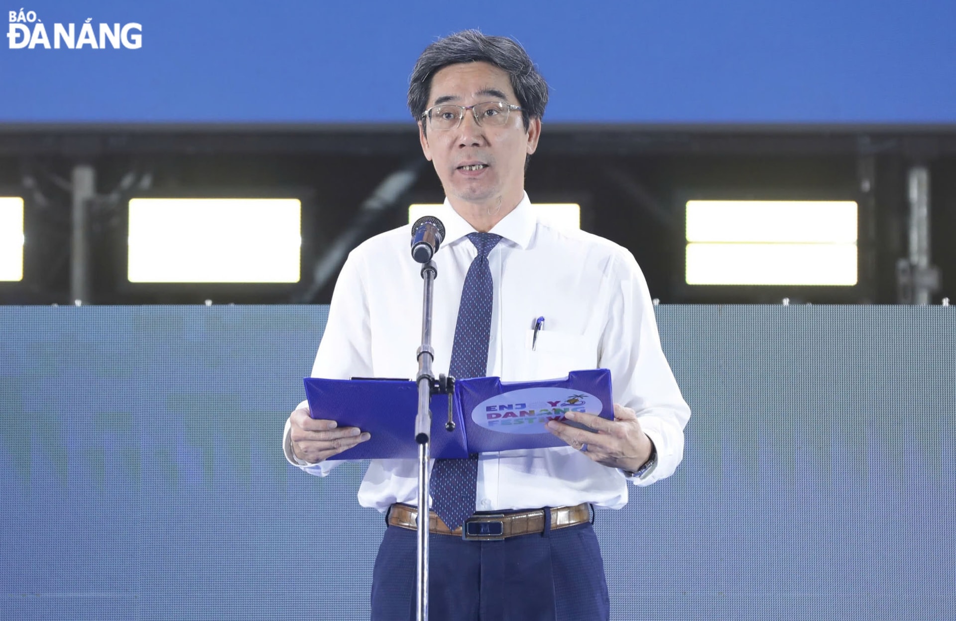Phó Chủ tịch UBND thành phố Trần Chí Cường phát biểu khai mạc lễ hội Tận hưởng Đà Nẵng 2025. Ảnh: NGỌC HÀ