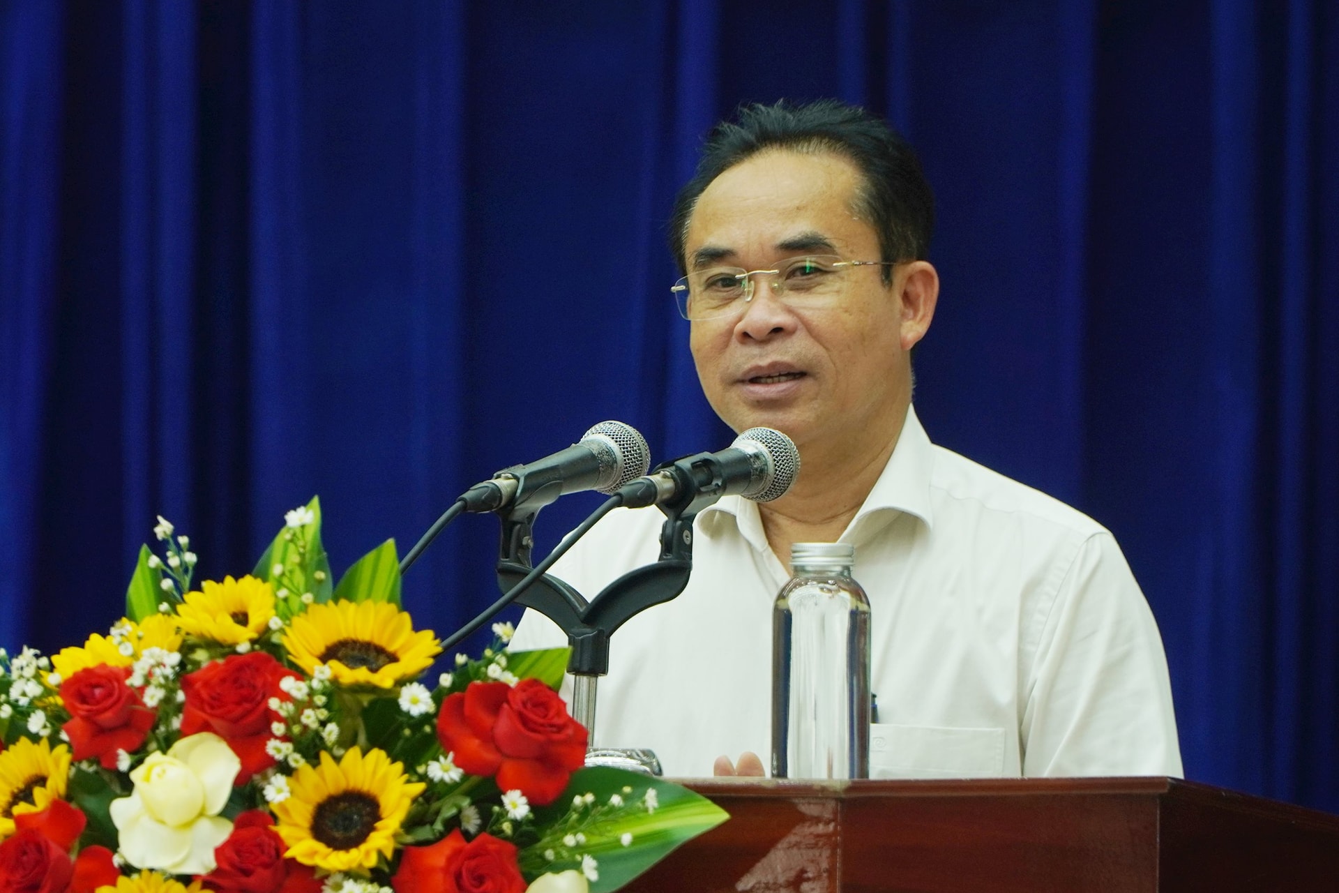 รองประธานคณะกรรมการประชาชนจังหวัด Tran Anh Tuan กล่าวในการประชุม