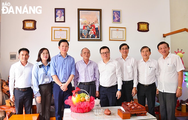 Chủ tịch Hội Nhà báo Việt Nam Lê Quốc Minh (thứ 4, bên phải sang) và lãnh đạo thành phố thăm, tặng quà nhà báo Ngô Quy Nhơn, nguyên Tổng Biên tập Báo Đà Nẵng.  Ảnh: T.PHƯƠNG