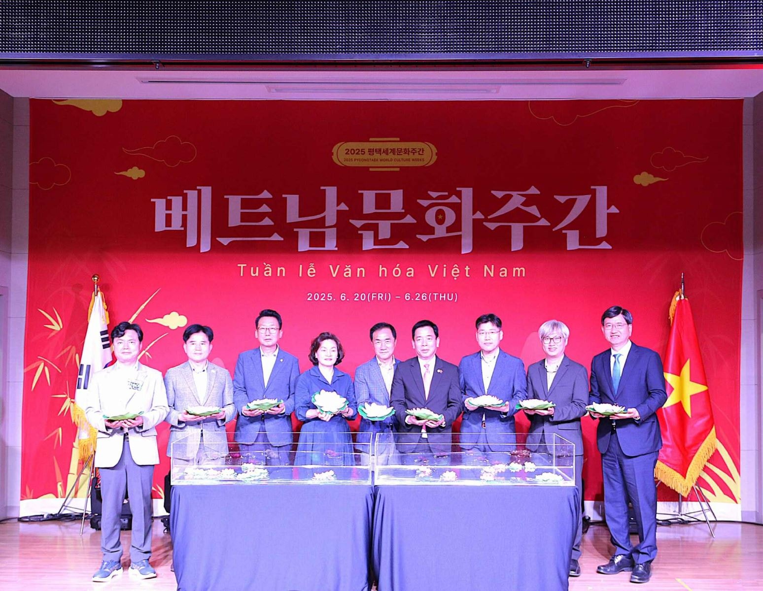 Các đại biểu tham gia nghi thức thả hoa sen.