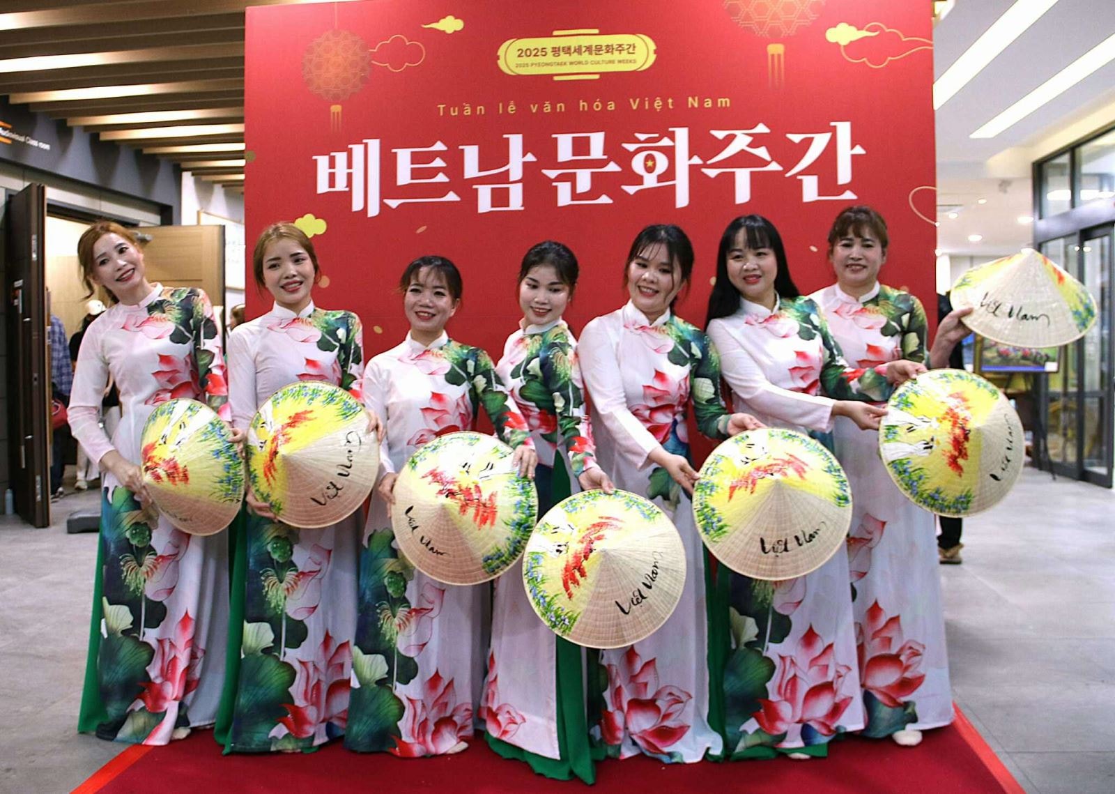  Trình diễn áo dài Việt Nam.