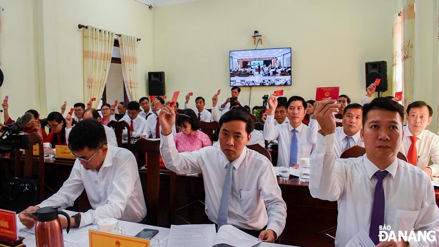 Biểu quyết thông qua Nghị quyết Hội nghị Ban chấp hành Đảng ủy xã Hòa Vang