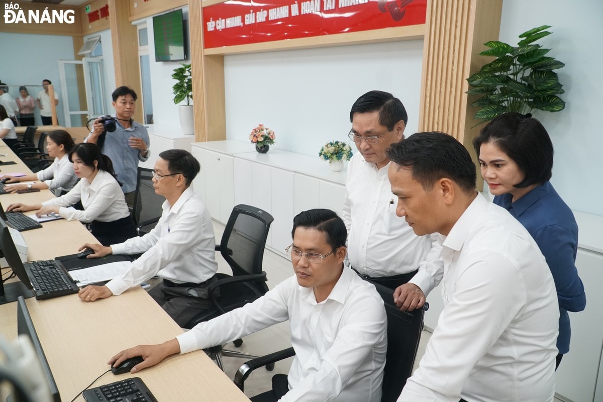 Phó Bí thư Thường trực Thành ủy Nguyễn Đình Vĩnh kiểm tra việc vận hành Trung tâm hành chính công Phường Thanh Khê