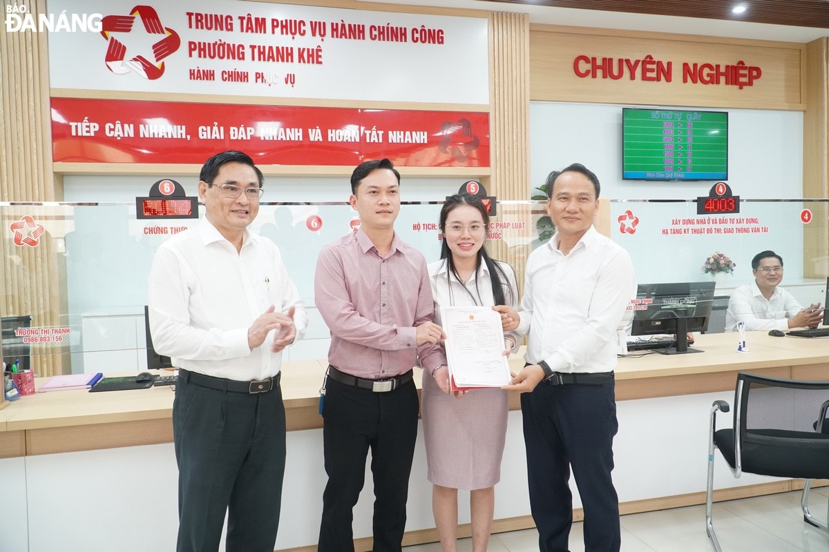 Phó Bí thư Thường trực Thành ủy Nguyễn Đình Vĩnh trao giấy chứng nhận kết hôm cho công dân tại Trung tâm hành chính công Phường Thanh Khê. Đây là một trong những trường hợp công dân thực hiện các thủ tục hành chính đầu tiên trên nền tàng hành chính công mới của thành phố