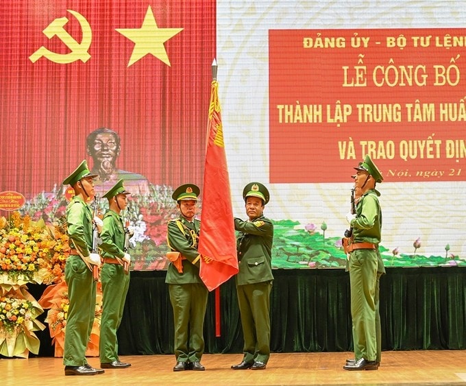 Trung tướng Lê Đức Thái trao Quân kỳ Quyết thắng đối với Trung tâm Huấn luyện - Cơ động Tây Bắc.