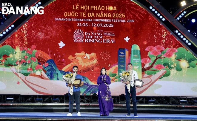 Phó Chủ tịch UBND thành phố Nguyễn Thị Anh Thi tặng kỷ niệm chương cho hai đội.