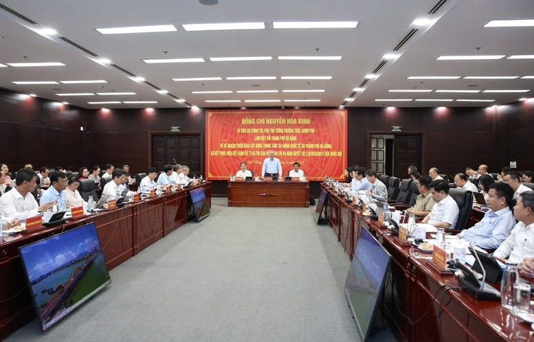 Phó Thủ tướng Thường trực Chính phủ Nguyễn Hòa Bình làm việc với TP. Đà Nẵng về sơ kết thực hiện Kết luận số 77-KL/TW ngày 2/5/2024 của Bộ Chính trị - Ảnh: VGP